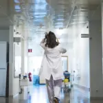 24 heures dans la vie de Sarah Smadja, cheffe de service à l&rsquo;hôpital Sainte-Anne.