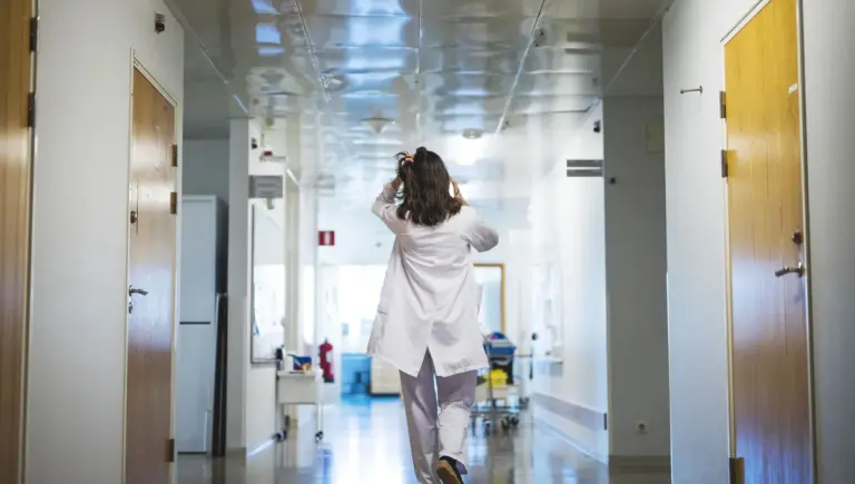 24 heures dans la vie de Sarah Smadja, cheffe de service à l’hôpital Sainte-Anne.