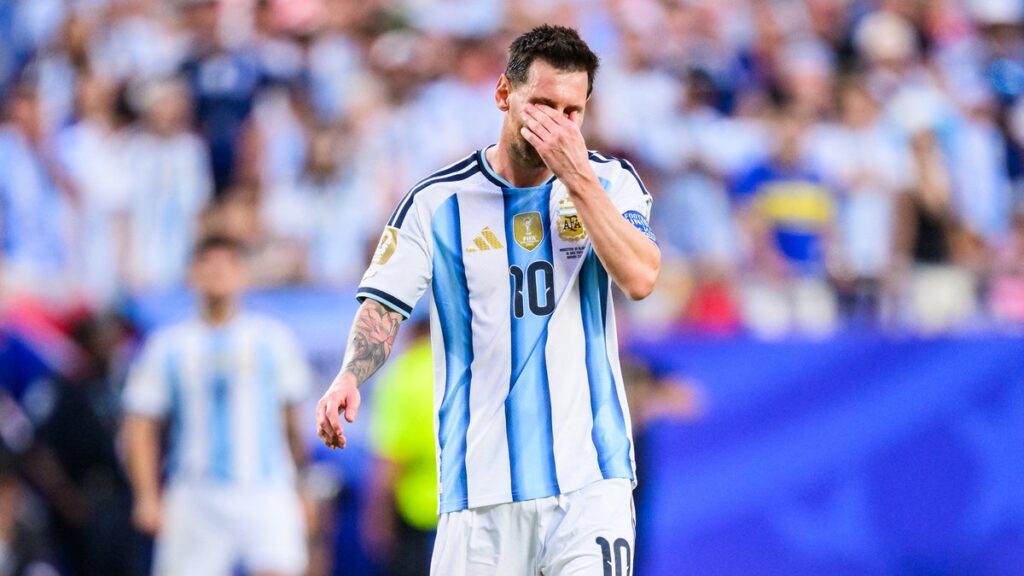 Lionel Messi ému après son but contre l’Algérie en raison de la santé de son père.