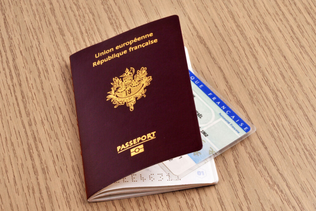Plus de 250 000 passeports et cartes d’identité françaises exposés sur le dark web.