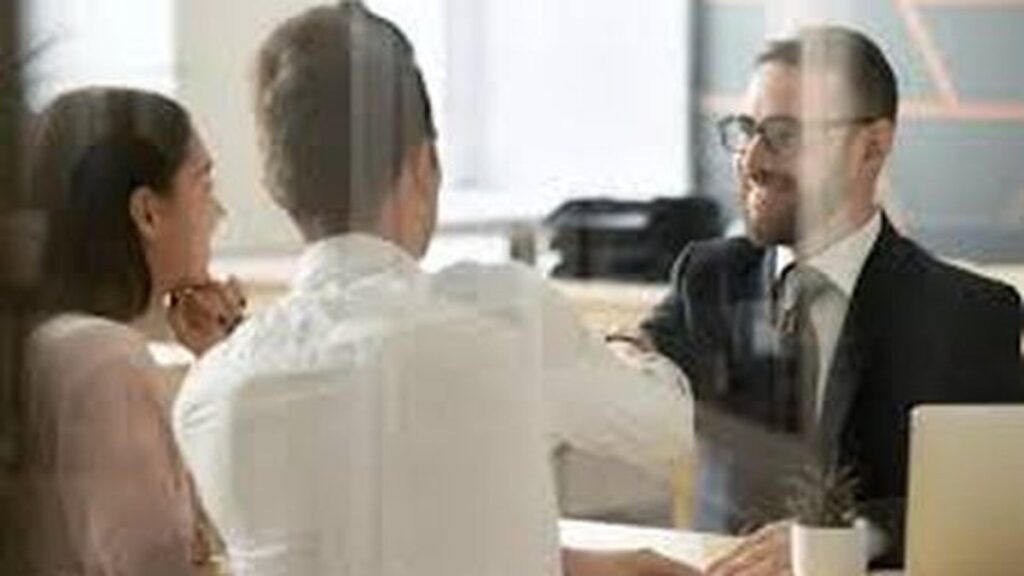 Recrutement en alternance : la banque et l’assurance augmentent leurs offres en France