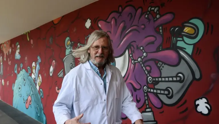 Didier Raoult, controversé dans la gestion de la pandémie COVID en France, suscite des débats.