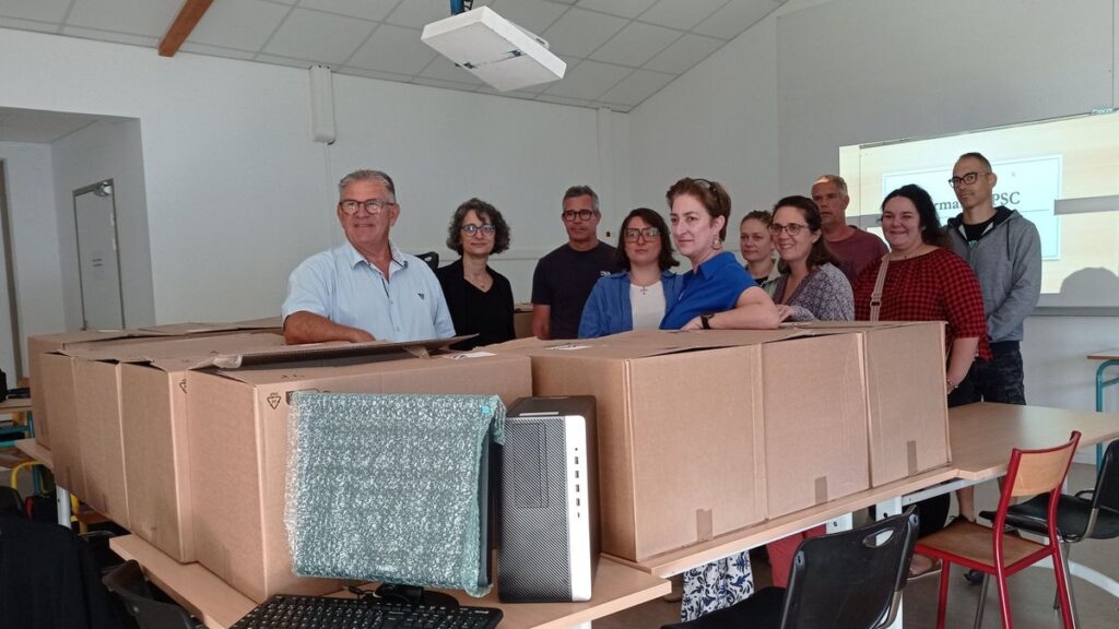 Quatorze familles du Lot-et-Garonne reçoivent des ordinateurs reconditionnés pour réduire la fracture numérique.