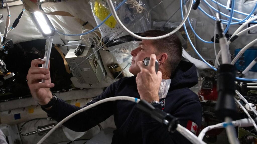 Les astronautes d’Artemis II effectuent un survol de la Lune pour des recherches scientifiques.