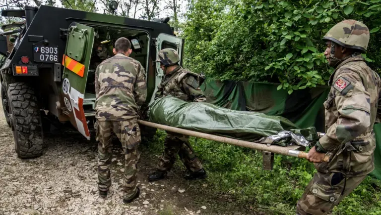 Infirmiers et médecins militaires s’entraînent à des combats d’ampleur près de Lyon.