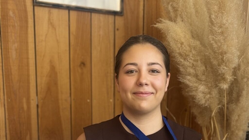 Charlotte Pasquini, 17 ans, remporte l’or au concours des Meilleurs Apprentis en maquillage.
