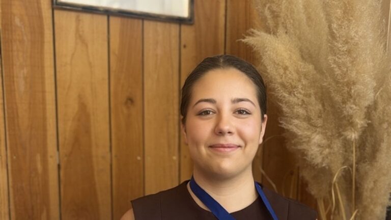 Charlotte Pasquini, 17 ans, remporte l’or au concours des Meilleurs Apprentis en maquillage.