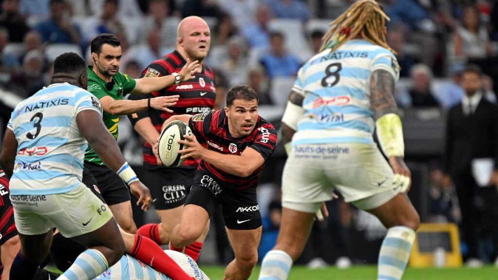 Antoine Dupont réalise une passe décisive pour le premier essai du Stade Toulousain en demi-finale du Top 14