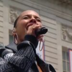 Alicia Keys et les Knicks interprètent « Empire State of Mind » lors d’un match de basket.
