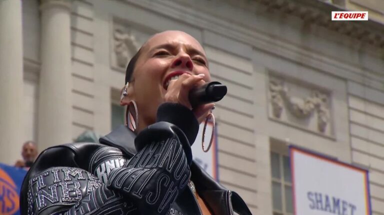 Alicia Keys et les Knicks interprètent « Empire State of Mind » lors d’un match de basket.