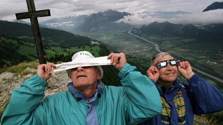 Une éclipse solaire exceptionnelle prévue en août incite à se préparer avec des lunettes adaptées.