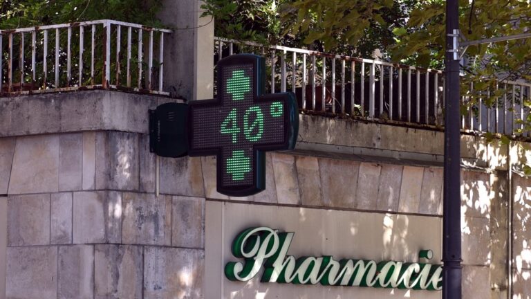 Alerte canicule rouge dans le Lot : températures dépassant 40 °C et alcool interdit en public.
