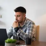 Le télétravail et ses effets sur la santé mentale à long terme selon des experts en psychologie.
