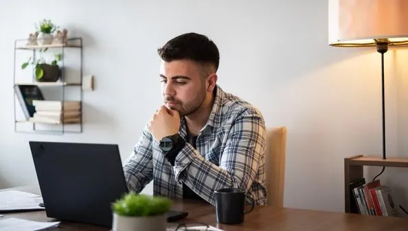 Le télétravail et ses effets sur la santé mentale à long terme selon des experts en psychologie.