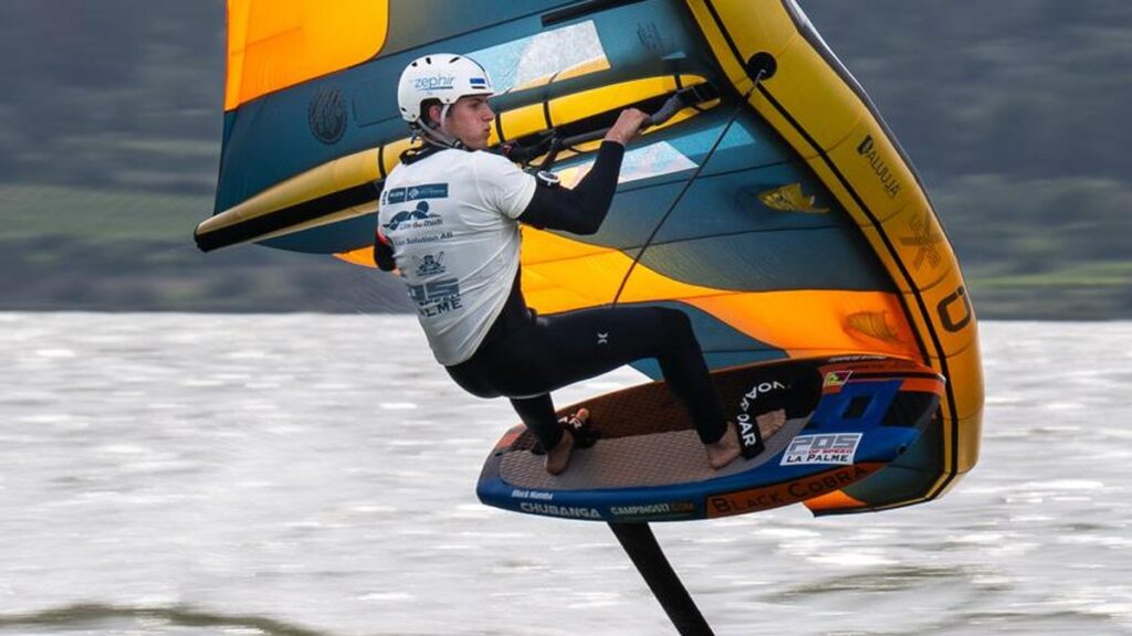 Pierre Schmitz établit deux nouveaux records du monde de wingfoil à 20 ans.