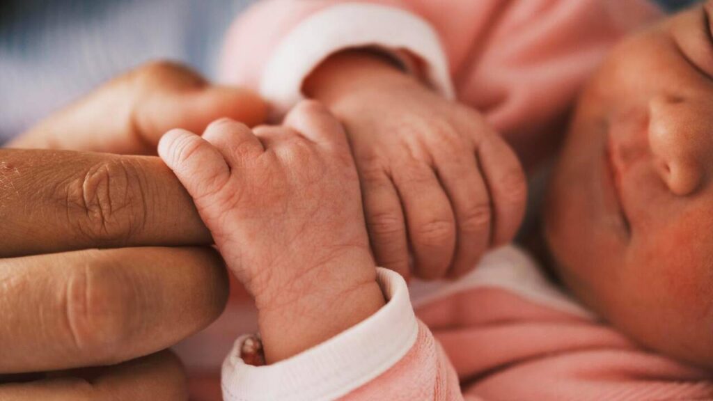 La liberté et l’amour déterminent le choix parental, au-delà des finances et de la carrière.