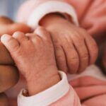 La liberté et l’amour déterminent le choix parental, au-delà des finances et de la carrière.