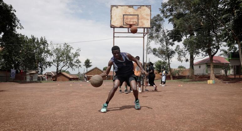 Kampala : le basket comme outil de réinsertion pour les réfugiés congolais