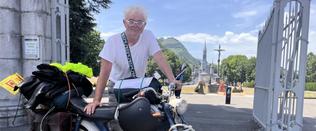 Un homme de 71 ans parcourt 900 kilomètres en cyclomoteur pour un pèlerinage à Lourdes.