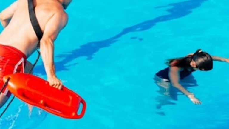 Formation BNSSA au Tarbes Pyrénées Natation : préparation des futurs surveillants de baignade.