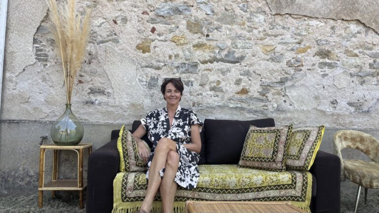 À 55 ans, elle restaure une maison pour accueillir des femmes victimes de cancer du sein.