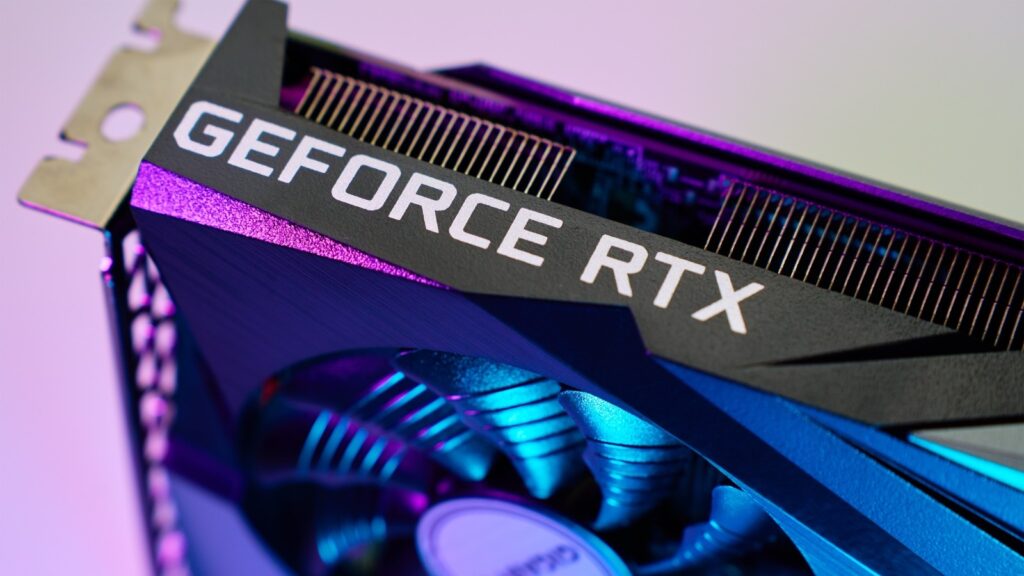 Un homme utilise une machine à glaçons modifiée pour refroidir sa carte graphique RTX 3060.