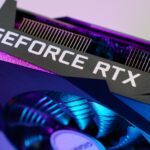 Un homme utilise une machine à glaçons modifiée pour refroidir sa carte graphique RTX 3060.