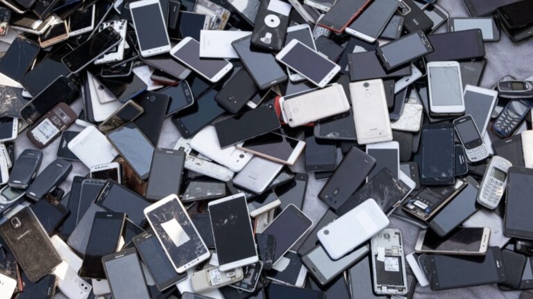 Des chercheurs examinent l’utilisation de vieux smartphones comme serveurs écologiques.