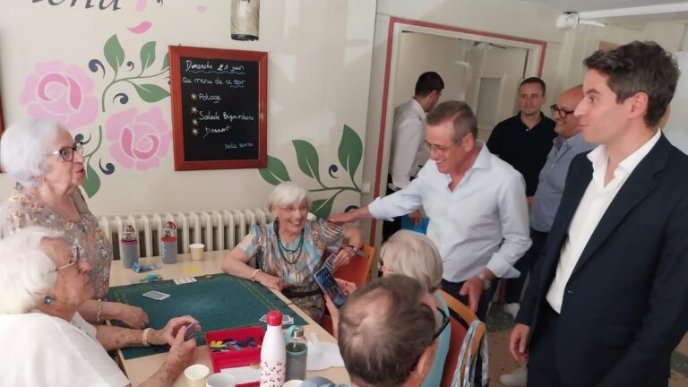Gabriel Attal soutient l’hôpital commun à Lanne lors de sa visite à Tarbes en pleine canicule.