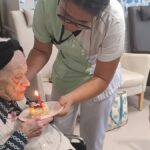 Jeanne Lamonzie, 108 ans, évoque son parcours à travers deux guerres et un siècle d&rsquo;histoire.
