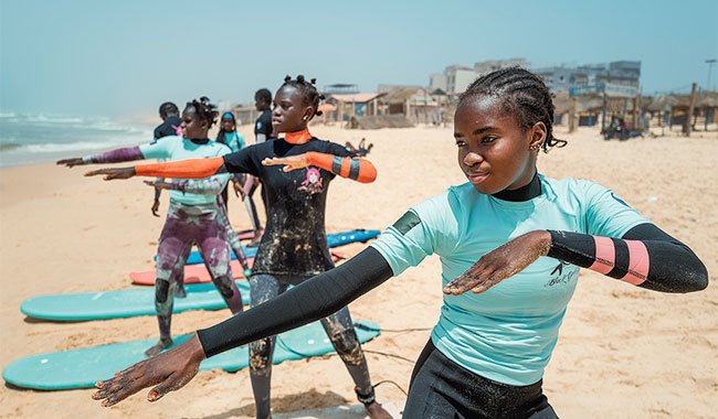 Sénégal : le surf comme levier pour scolariser les jeunes filles en difficulté