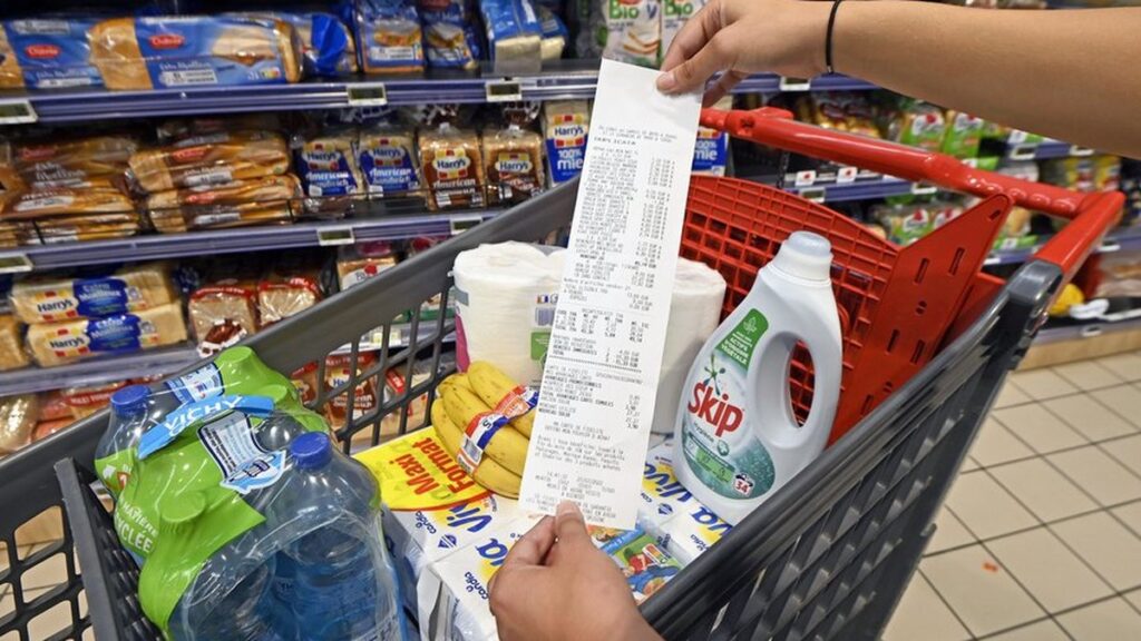 Prix dans les supermarchés : Éric Heyer de l’OFCE alerte sur une baisse du pouvoir d’achat en France.