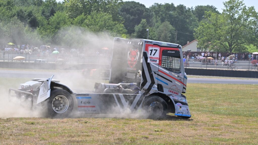Grand Prix de camions à Nogaro : vitesse, crash et ferveur populaire en plein air.