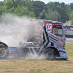 Grand Prix de camions à Nogaro : vitesse, crash et ferveur populaire en plein air.