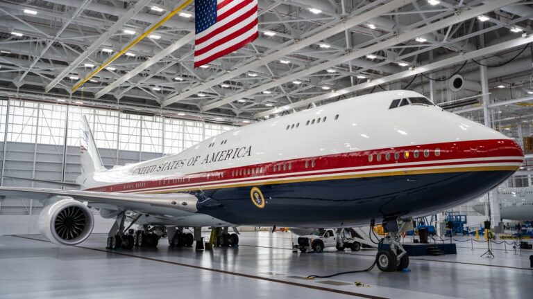 Air Force One : Donald Trump satisfait du Boeing 747 offert par le Qatar, un luxe inédit.