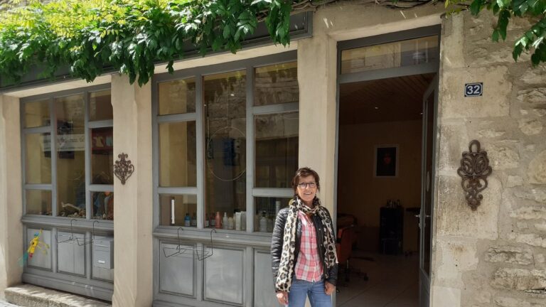 Maryse Campergue ferme son salon de coiffure après 40 ans de service à Villefranche-de-Rouergue.