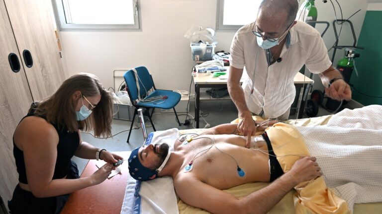 Jeûne et position inversée : défi des volontaires à la Clinique spatiale de Toulouse pour la santé des astronautes.