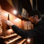 Francesco Filidei explore la transformation des souvenirs en musique dans son œuvre.