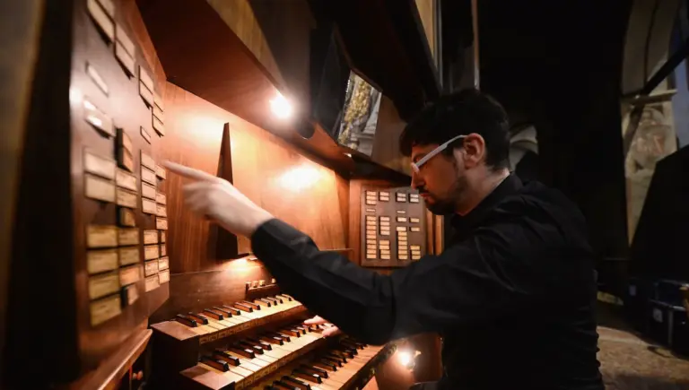 Francesco Filidei explore la transformation des souvenirs en musique dans son œuvre.
