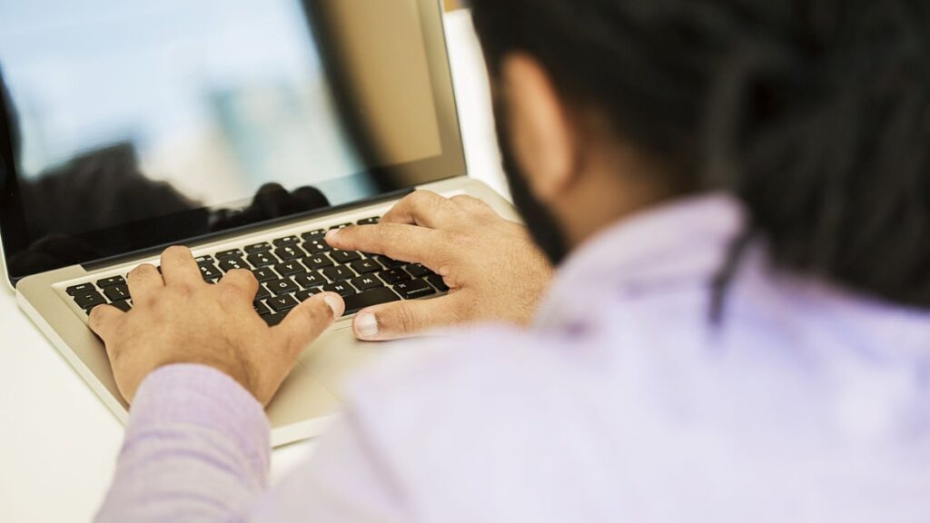 Un Montpelliérain de 19 ans crée « Get Your Job », une plateforme IA pour trouver des stages.