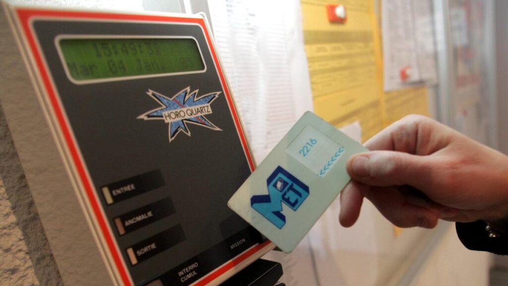 Licencié pour avoir demandé à sa collègue de pointer, il obtient 26 000 euros d’indemnités.