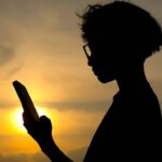 La généralisation des outils de contrôle parental interroge le développement des enfants.