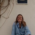 Félicie, pharmacienne à Toulouse, lance une collection de bijoux en verre recyclé.