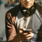 Les jeunes hommes adoptent une vision plus restrictive de la masculinité par rapport à leurs pères.