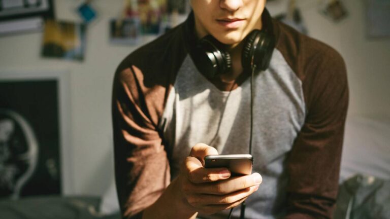 Les jeunes hommes adoptent une vision plus restrictive de la masculinité par rapport à leurs pères.