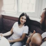 Naissance d’un enfant : un défi relationnel pour les couples en France selon des experts.