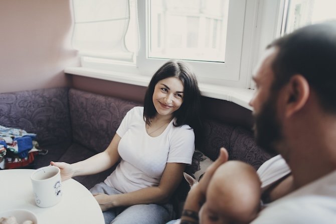 Naissance d’un enfant : un défi relationnel pour les couples en France selon des experts.