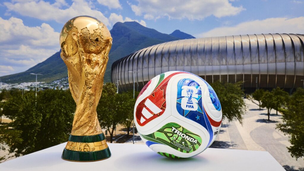 Le ballon connecté de la Coupe du monde 2026 intègre un capteur 500 Hz et UWB pour des analyses précises.
