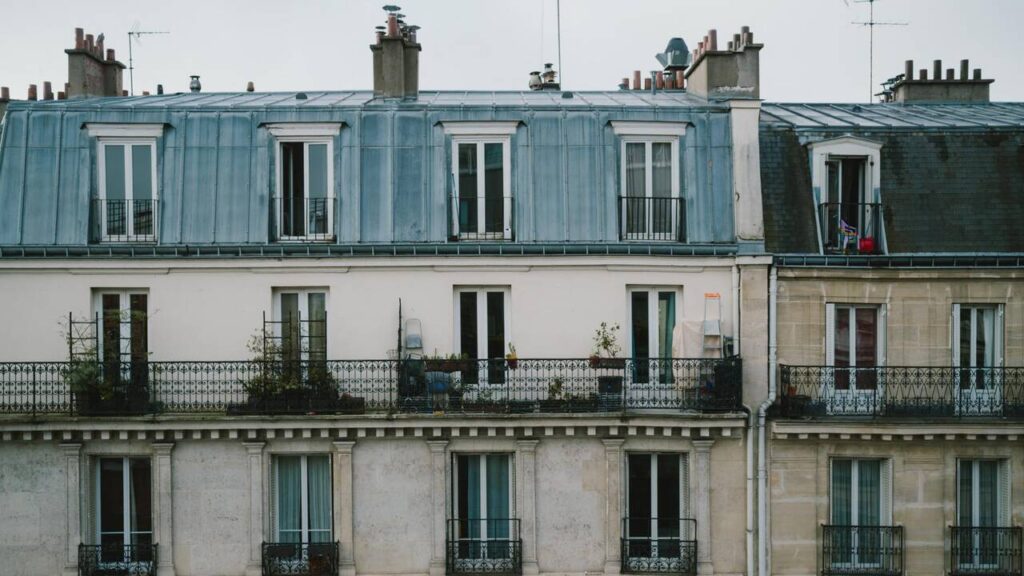 Crise du logement : des Français choisissent la colocation tardivement pour réduire les coûts.