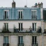 Crise du logement : des Français choisissent la colocation tardivement pour réduire les coûts.